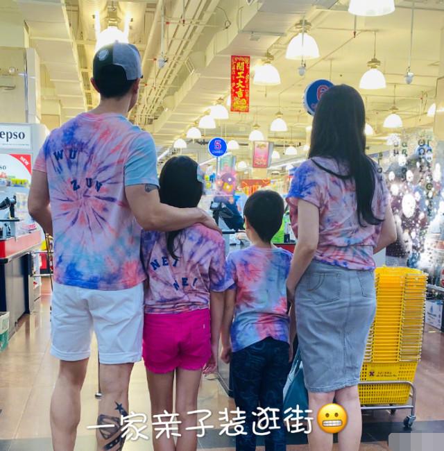 吴尊女儿NeiNei秀扎染技能，全家穿她设计的衣服逛街，回头率满分