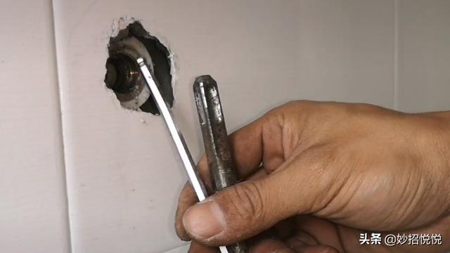 水龙头断在墙壁里怎么办？不用花钱请维修师傅，教你妙招自己搞定