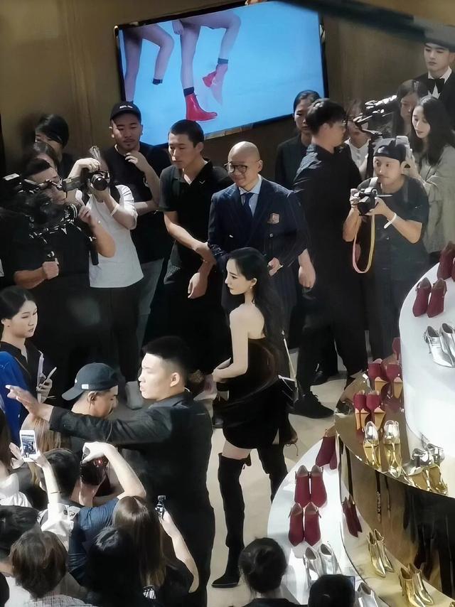 人群中的明星：关晓彤竟然如此出众，刘诗诗脸看着只有我的巴掌大