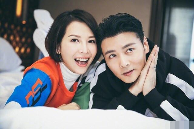 蔡少芬夫妇带孩子到乐园玩，被拍到私下相处细节，当众拥抱太恩爱