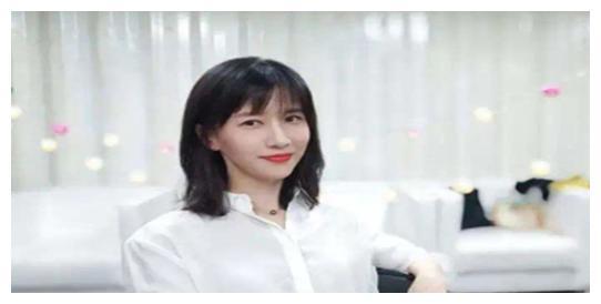 Papi酱生子被骂上热搜：随父姓就是女奴，是极端女权的荒谬