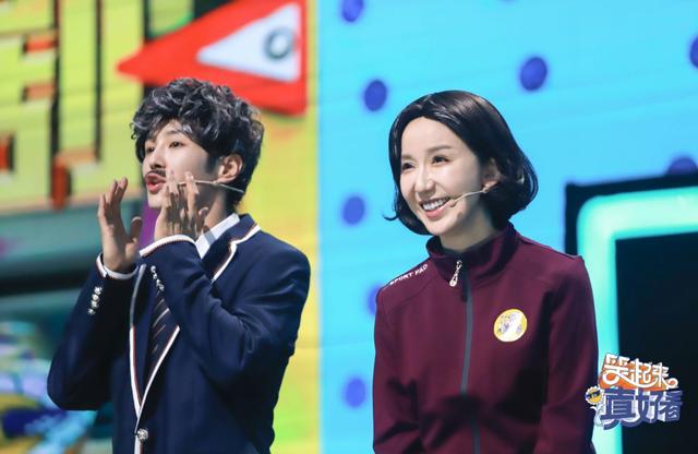 《笑起来真好看》首播就问鼎收视榜，这档喜剧