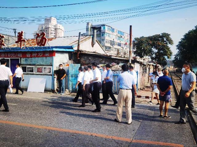 大连市市长陈绍旺到西安路街道泉涌社区走访调研水源南巷棚户区