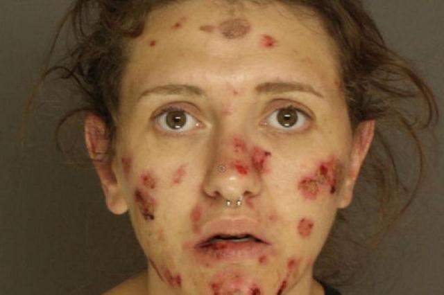 这张令人不适的照片让人很难相信这与她在社交媒体上贴出的照片中清新