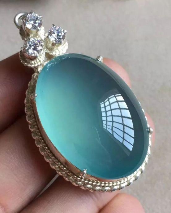 什么是蓝水翡翠蓝水翡翠价格暴跌了吗