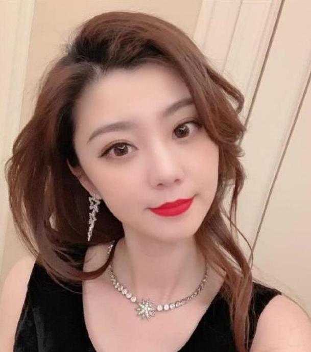 《王牌》女郎费费私照太惊艳，身材高挑不输给