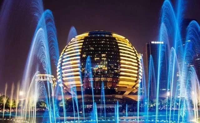 加拿大游客来中国旅行，看到我国的变化，忍不住竖起了大拇指