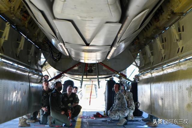 ͬ��50�����Ʒ�������ͺ�-6J�Ա�����B-52H�����߲����ж��