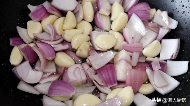 这是鸡腿的特别做法，不要焯水不用过油，味道比饭店做的都好吃