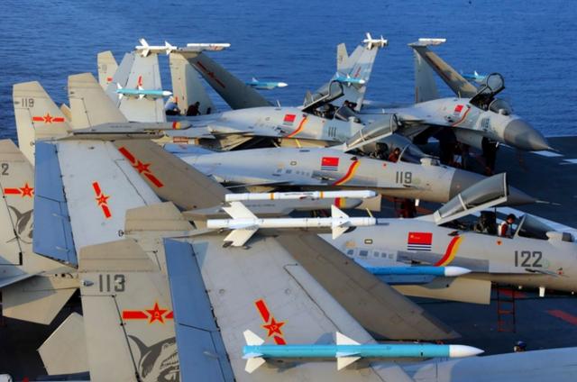 外媒：三艘航母三艘两栖攻击舰，中国海军舰载机飞行员需求很大