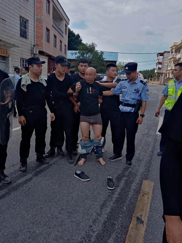 江西5天杀死3人疑凶落网|警方慰问入室杀人案受害者家属！江西5天杀死3人疑凶落网曾春亮被抓最新消息！江西遇害村民女儿痛哭发声