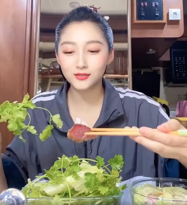 看到关晓彤吃饭的仪式感，不愧是京圈格格