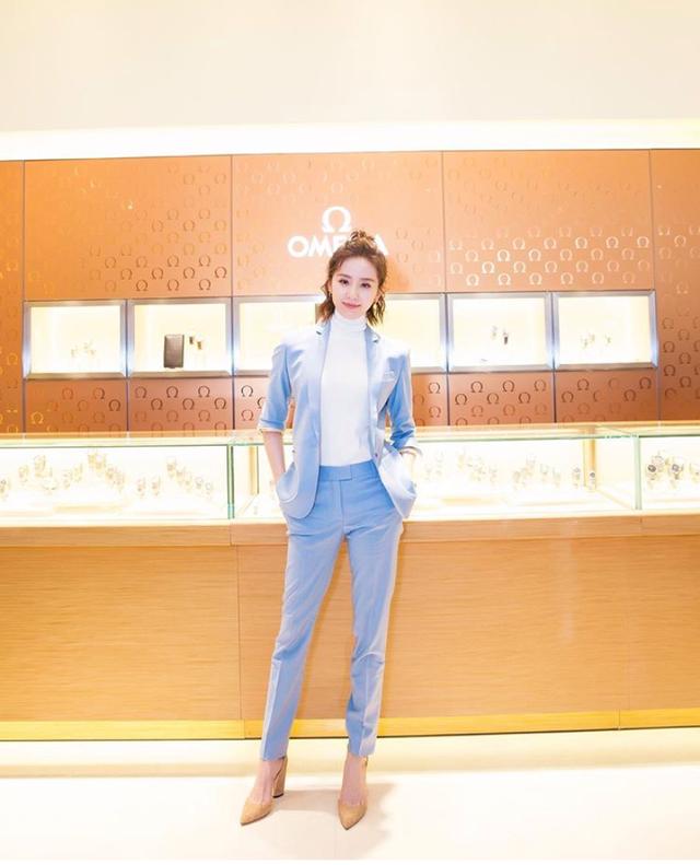 从清新小花到流金女郎，刘诗诗的美愈发舒展大方，如玉美人很迷人