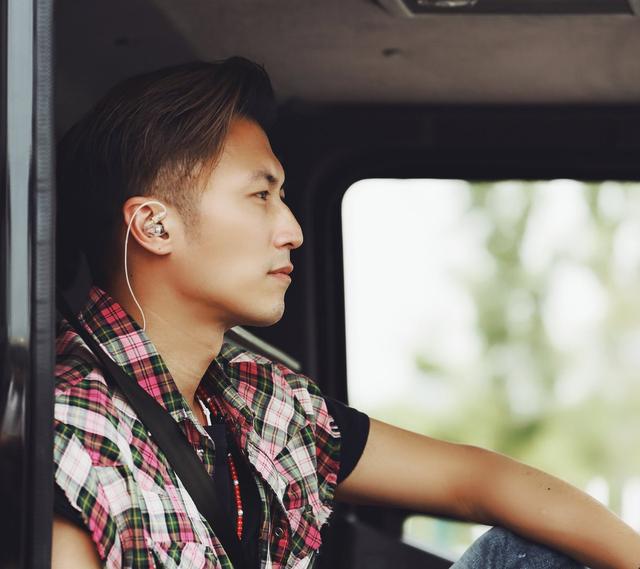 离婚8年！谢霆锋9.5亿身家给前妻，是良心发现还