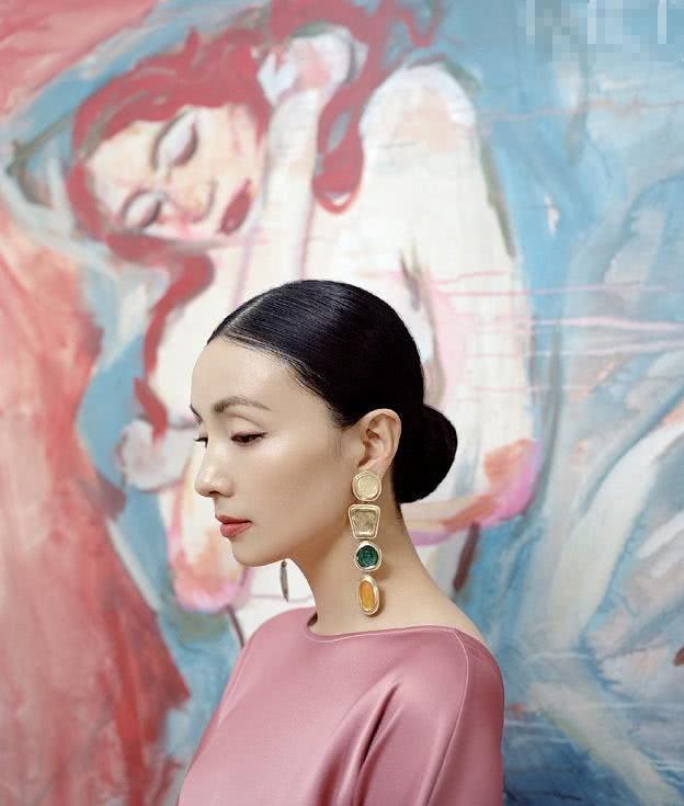 46岁陶虹拍时尚写真，身材性感端庄得体，难怪徐峥爱她这么多年