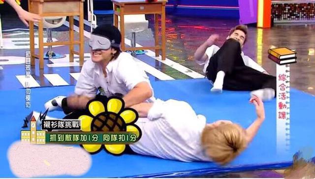 罗志祥综艺照播惊现“多人运动”！手乱摸女嘉宾大腿，还压在她身上