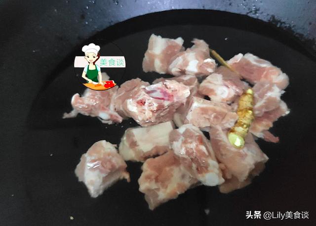 红烧排骨怎么做好？厨师长教你家常做法，排骨酥烂入味、色泽红亮
