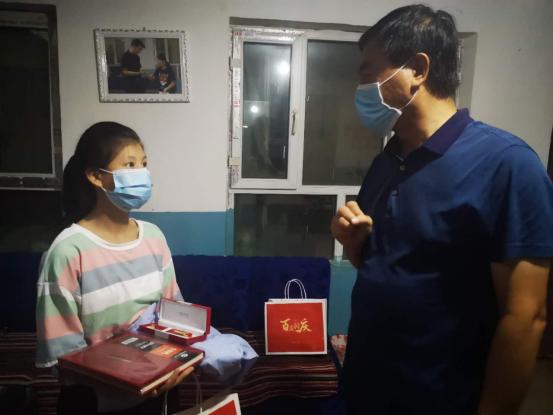 相隔千里之外 亲人心在一起