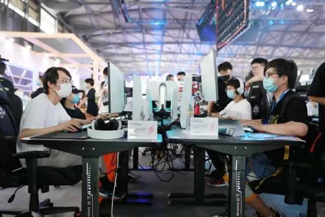 乐歌全新电竞桌惊喜亮相ChinaJoy2020，引发玩家体验热潮