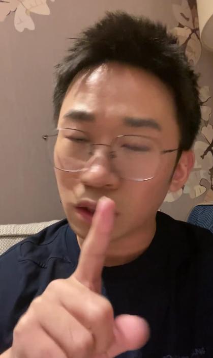 杨迪视频道歉，坦言不知道“三缺一”是归国四子黑称，求粉丝原谅