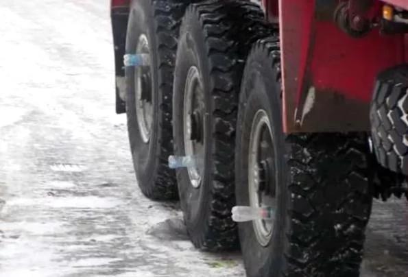 国外货车为啥喜欢把饮料瓶插在轮胎上? 国内车主: 我咋没想到