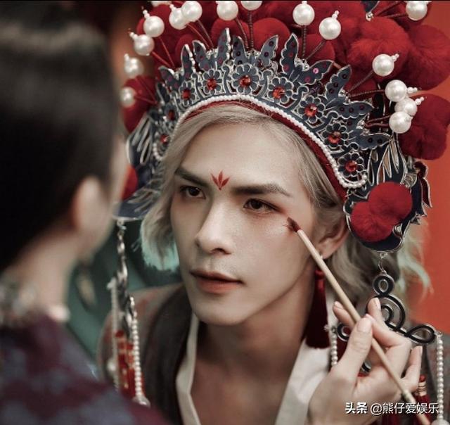 王和王后不和，双双爱上宫中乐师？这三人组演