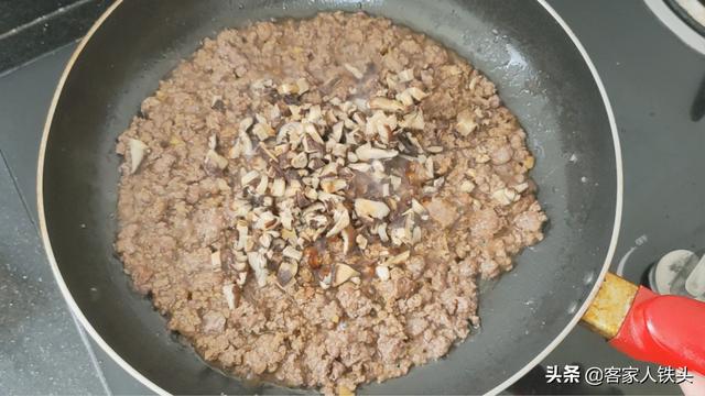 好吃不腻的早餐做法，卷一卷香味四溢，入口外酥里糯，吃着很过瘾