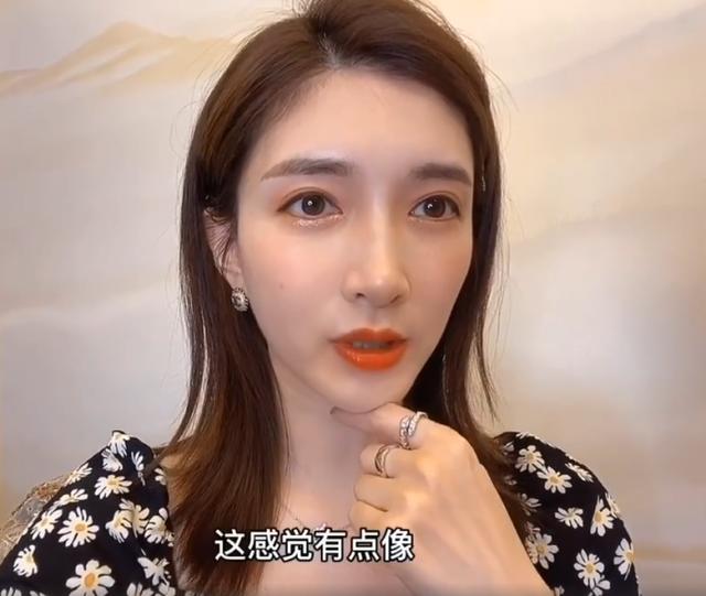 关晓彤给江疏影画女团C位妆，看到画好的效果，江疏影表态很惊喜