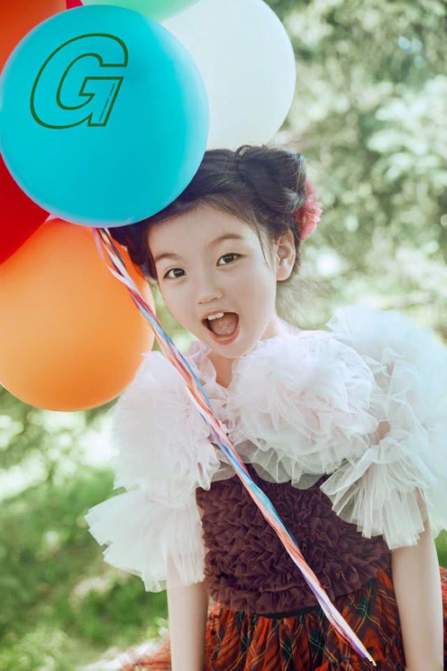 阿拉蕾与妹妹一起拍大片，姐俩打扮公主，五官如复制粘贴像双胞胎