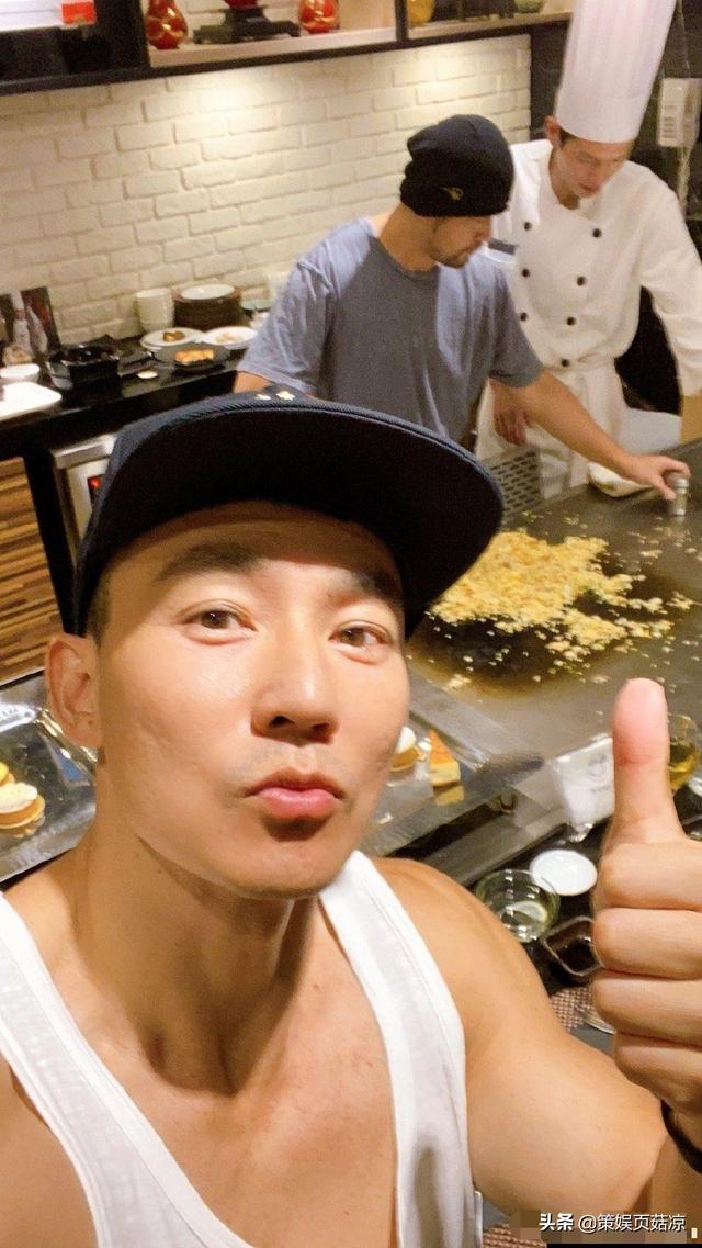 周杰伦刘畊宏同过父亲节，亲下厨做心形蛋炒饭，一家四口甜蜜幸福