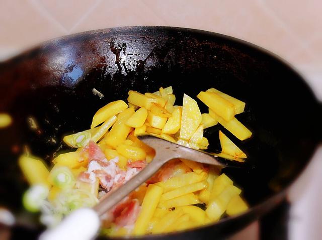 土豆别再炒着吃了，试试这种新鲜做法，太香了，吃完全身都暖和！