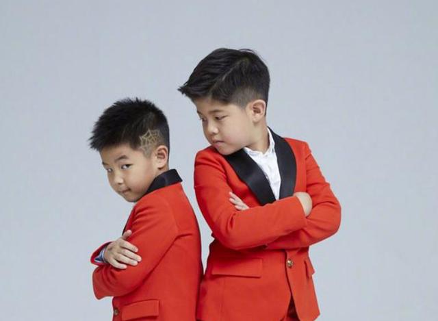 沙溢俩儿子长大了！9岁安吉身高已到妈妈肩膀，5岁小鱼儿长腿抢镜