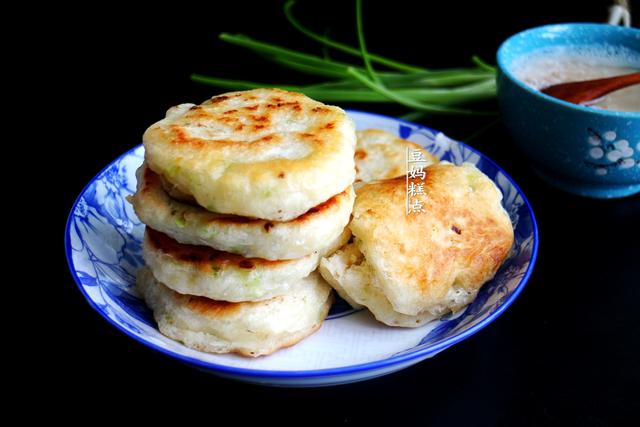 才发现，葱花饼这样做，早起5分钟就搞定，且越放越香软