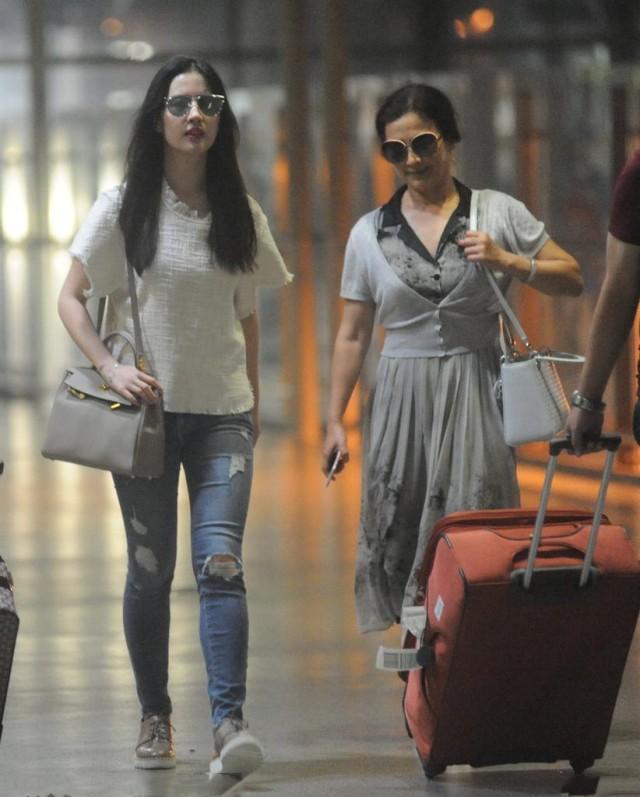 刘亦菲和妈妈走机场，糊掉的镜头下自带光环，双腿不细不直却可爱