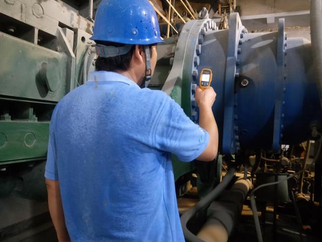 企业|酷暑中的黄河同力一线水泥工人