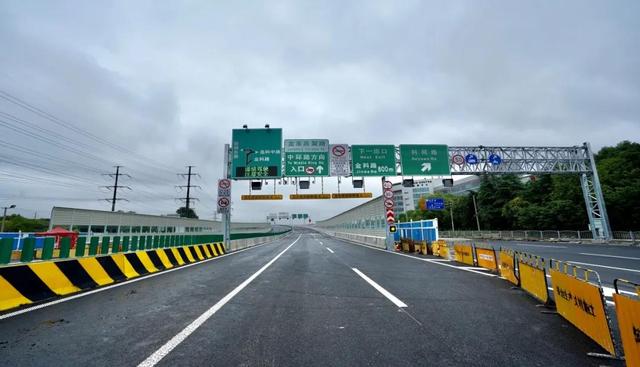 上海市浦东新区龙东大道高架先通车一段，全天