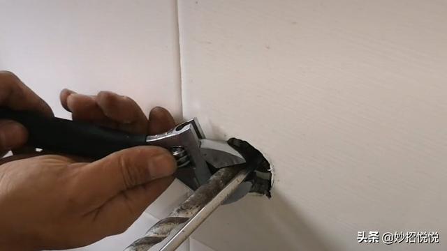 水龙头断在墙壁里怎么办？不用花钱请维修师傅，教你妙招自己搞定