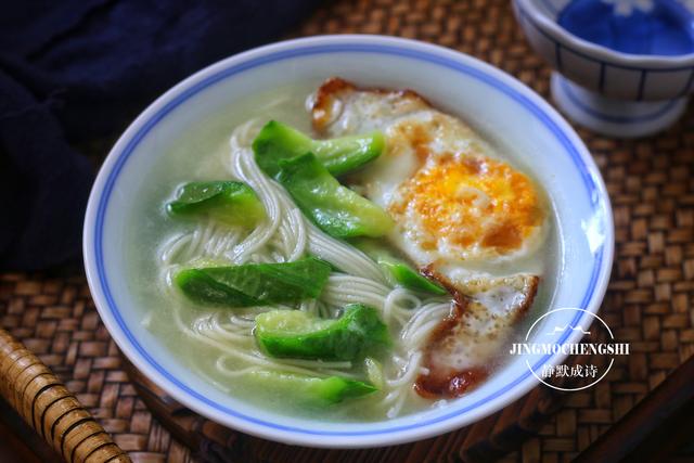 用丝瓜下一碗早餐面，汤浓白鲜甜，立秋后我家每天都在吃