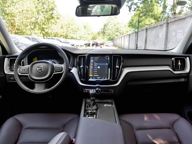 2020款沃尔沃XC60，2.0T+8AT，最安全的SUV了解一下？