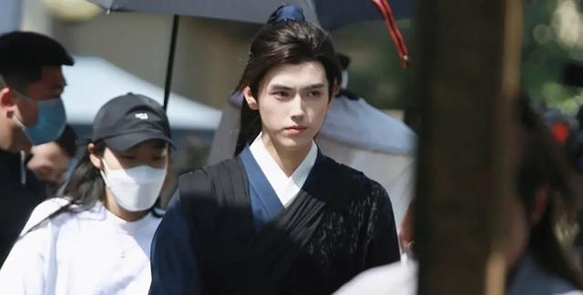 前有《皓衣行》，后有《流金岁月》，路透成最