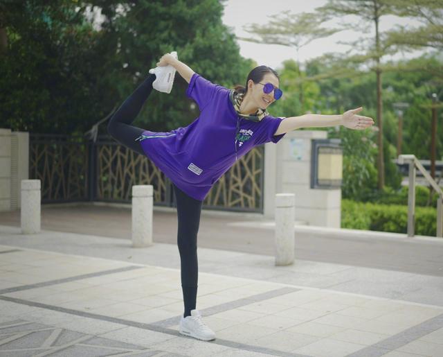 张晋晒与儿子温馨对视，乐儿9个月就能站立，堪称骨骼清奇