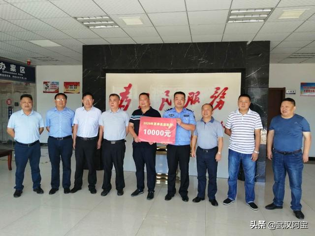 阳逻党工委看望慰问工作在高温一线的职工，并送去13万元慰问金。