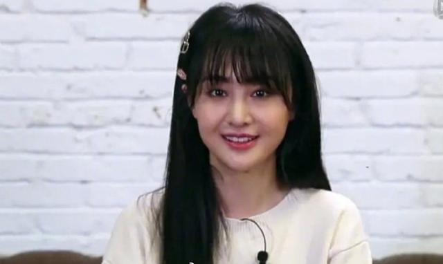 郑爽经纪人炮轰鹅厂，连发多条微博，偷跑物料让郑爽脸型大变样