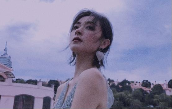 万茜带伤主持《青春芒果夜》，沉稳大气不怯场，手上道具引热议