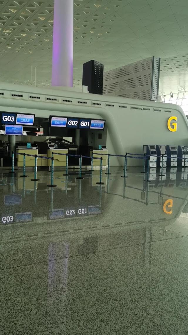 提前一个半钟去机场换登机牌,可以去到问咨询台,可以机取,也可以柜台