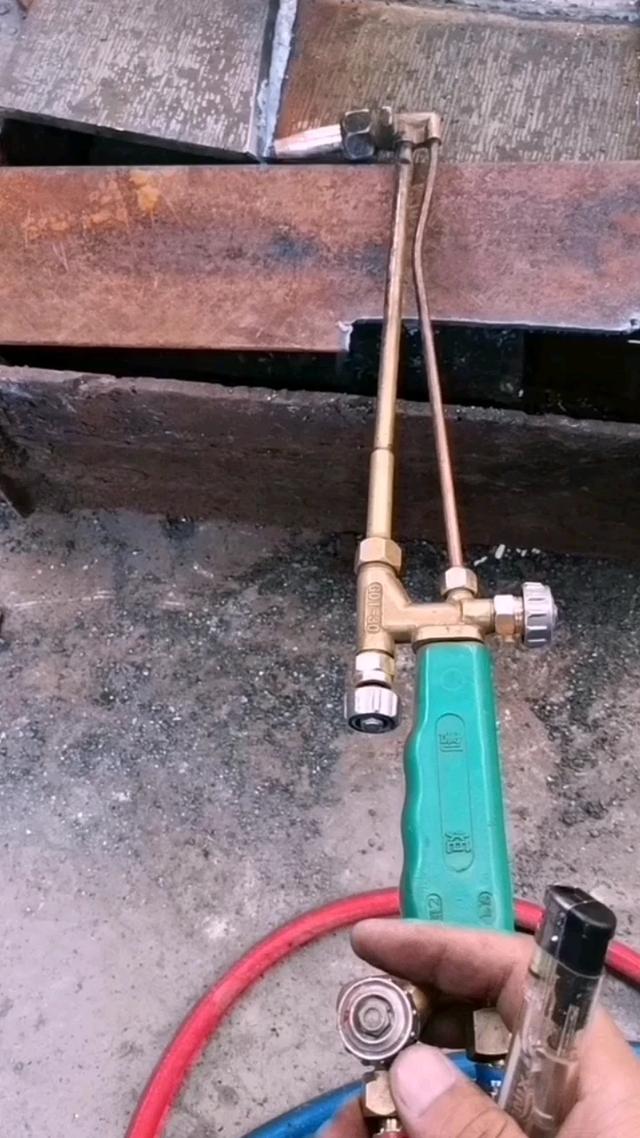 割枪:底下后面接黑色胶管那个是乙炔气开关,前面那个是氧