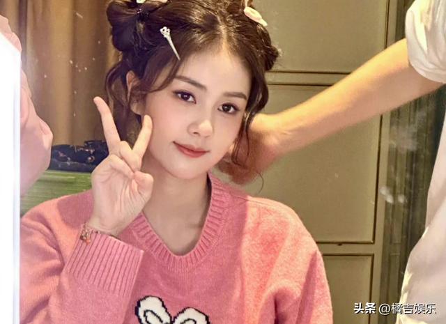 Zhao Lusi and Bai Lu have the same rabbit sweater in the same style ...