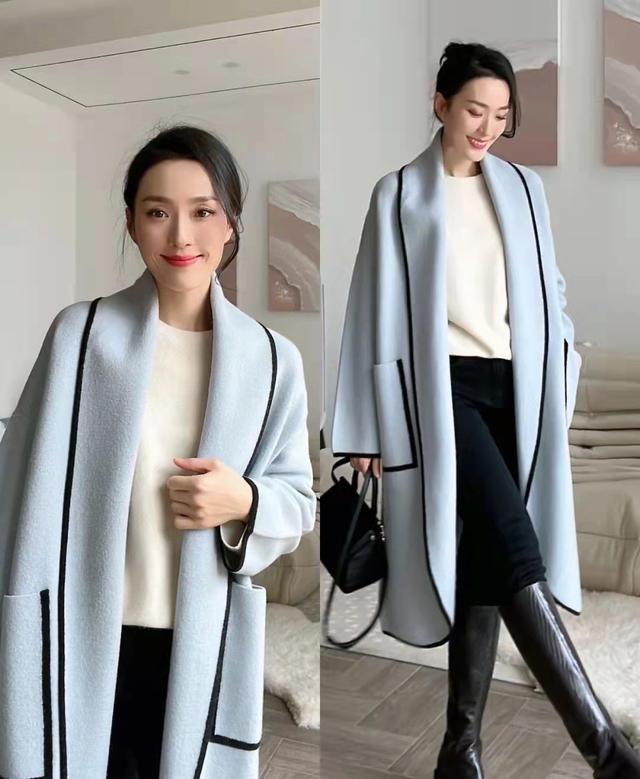 Coats are still the most popular in winter. Mature women can try these kinds of collocations to
