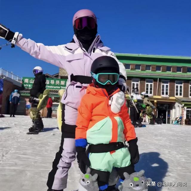 Michelle Chen took her son skiing! Little Xingxing moves skillfully ...