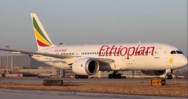 Something Happened Again Boeing 787 Hits Tail During Landing Plane 